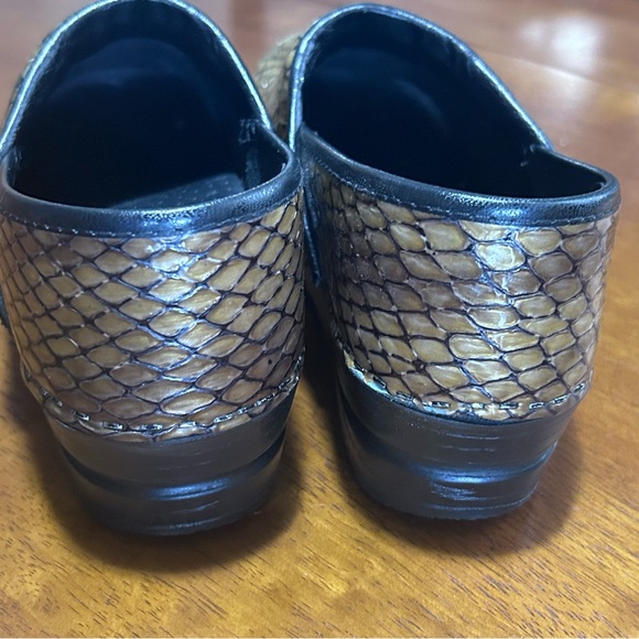 Dansko Sanita Copper Brown Faux Snake Skin Clogs Slip On Shoes Womens 38 US 7.5 - Picture 5 of 9